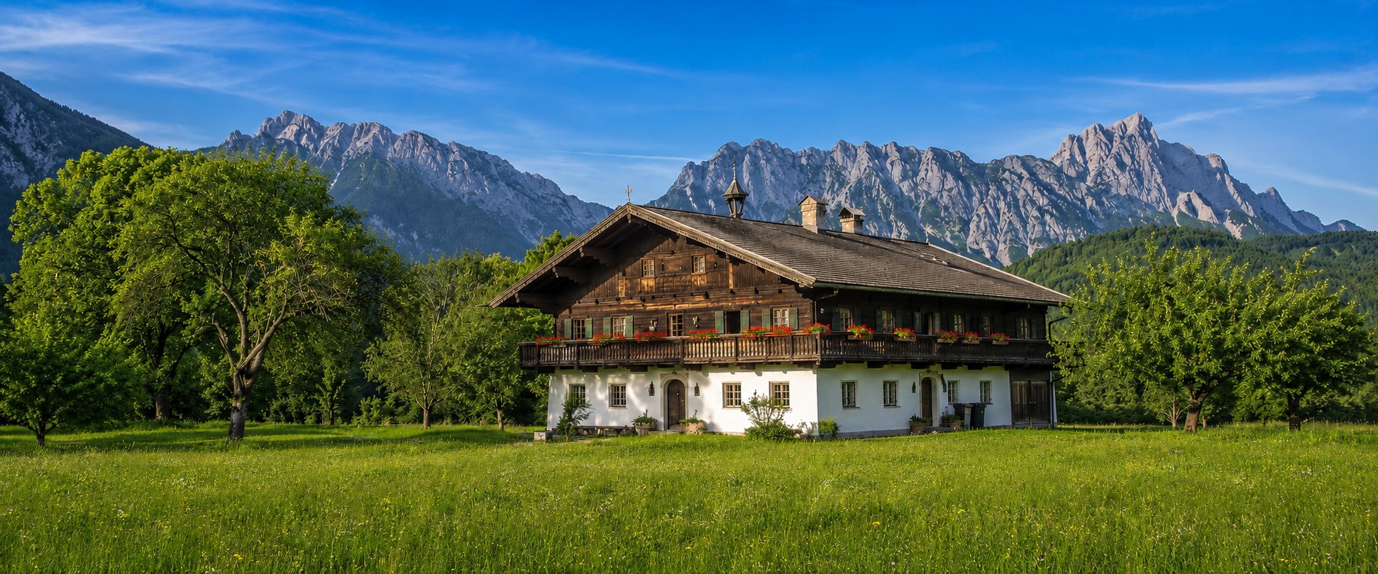 Bauernhof vor Bergpanorama, Chiemgau
