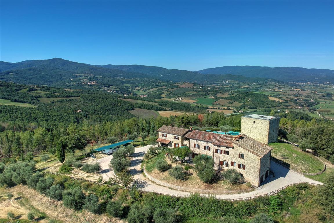 3-s586-view-of-property-and-hills-La_Torre_di_Cell